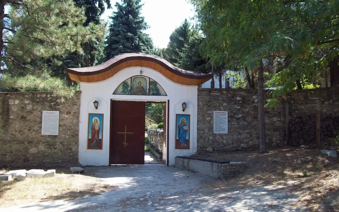 Портата на манастира Свети Георги край Белащица
