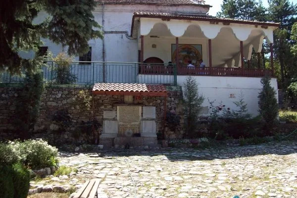 Манастирската сграда край Белащица