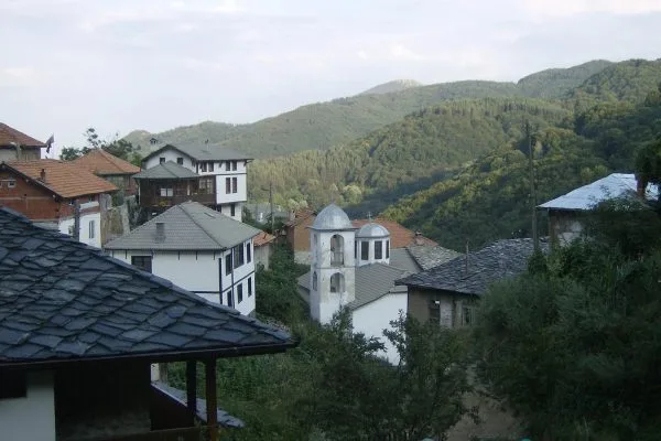 Камбанарията сред покривите