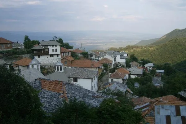 Покривите на Делчево над долината