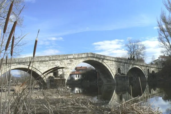 Каменната зидария на Кадин мост при Невестино