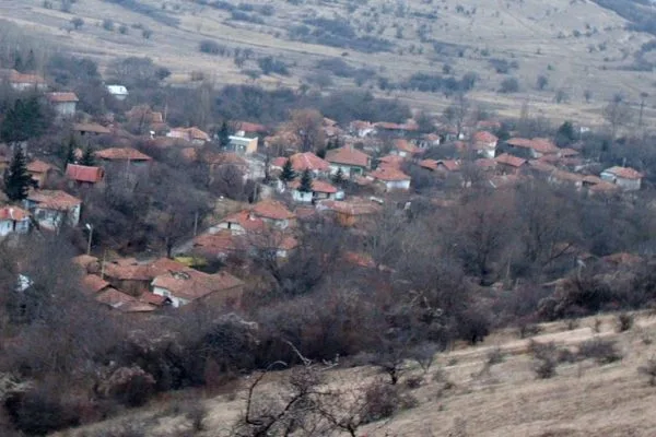 Панорама на село в хълмовете край Годеч