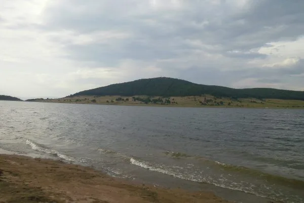 Пясъчен бряг на язовир Батак