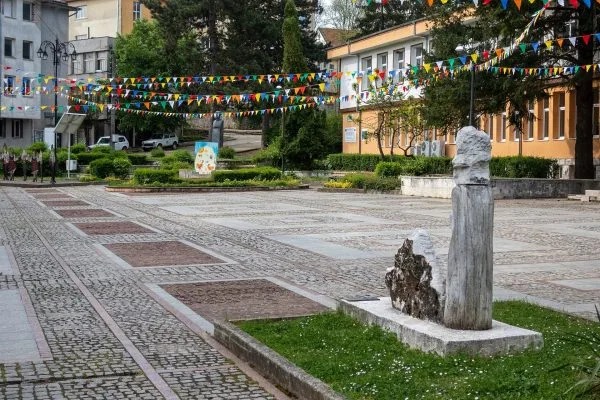 Каменен паметник в центъра на Малко Търново
