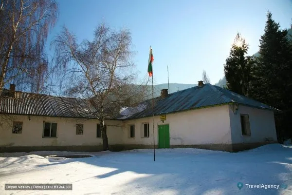 Хижа Славянка през зимата