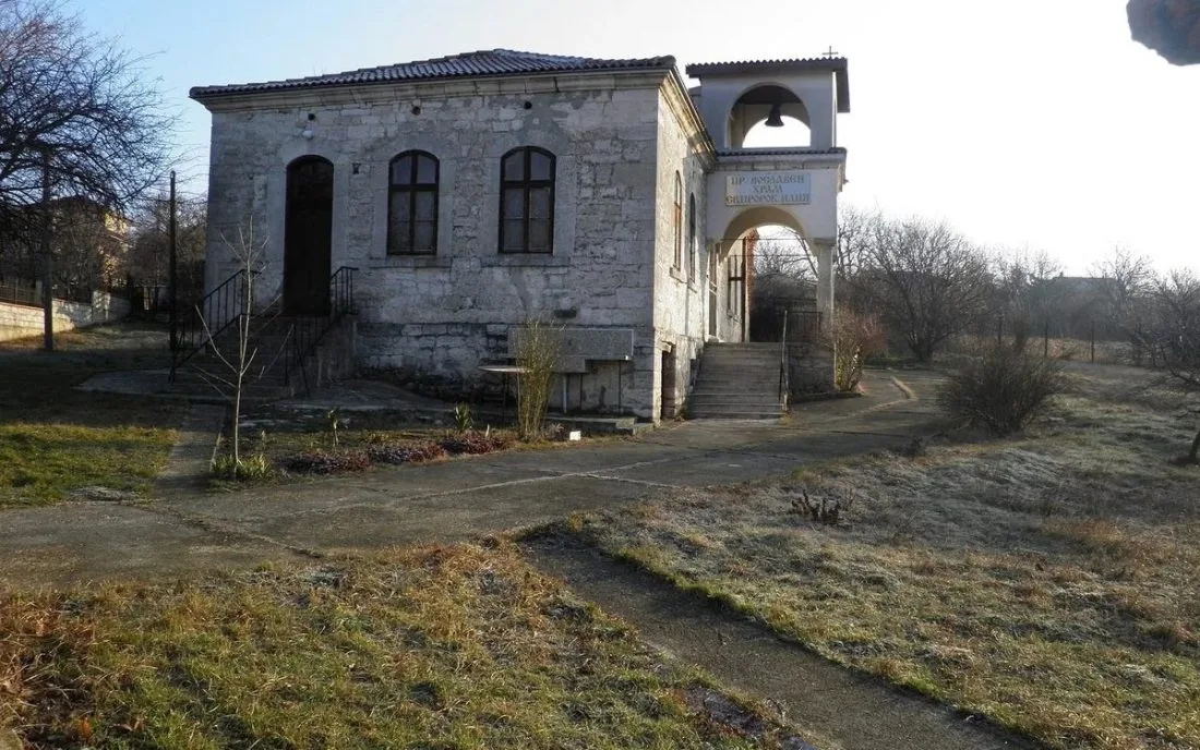 Каменна селска църква с камбанария в Генерал Киселово.