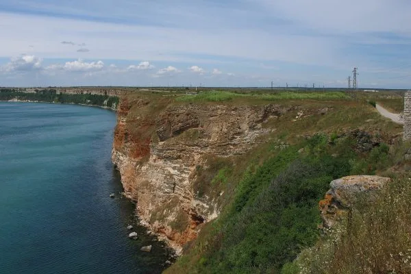 Зеленият ръб на крайбрежните скали край Калиакра
