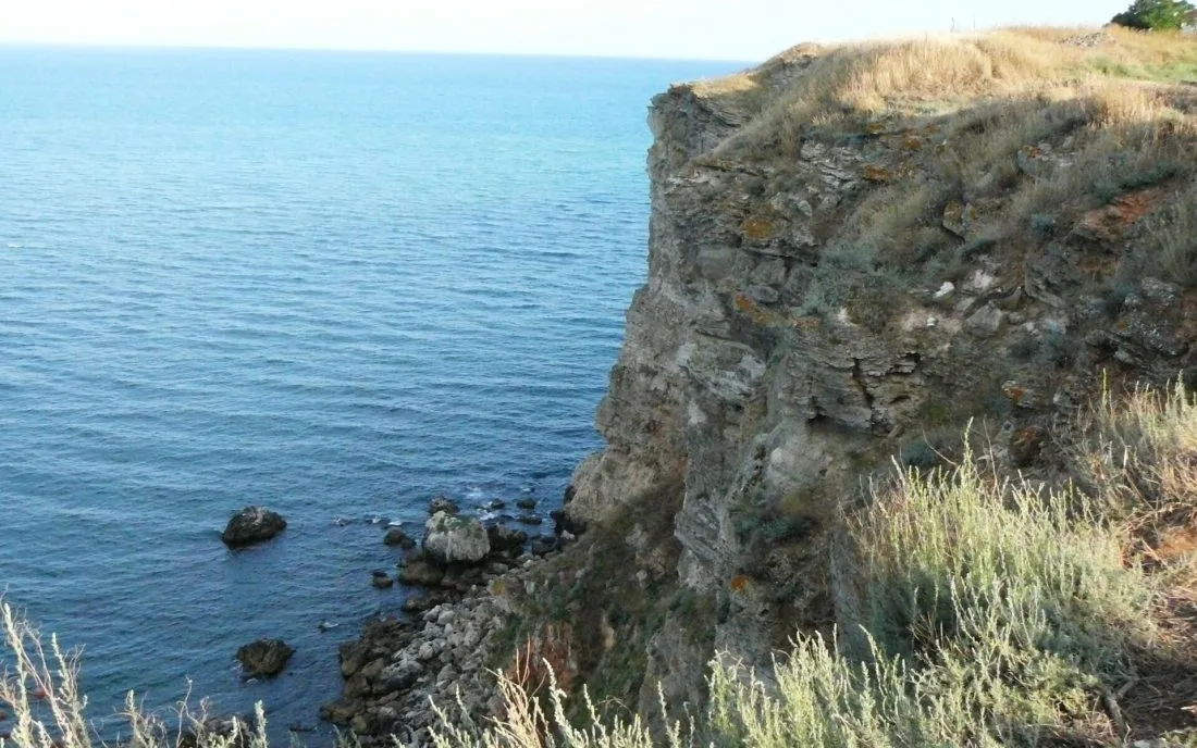 Скалист бряг над тюркоазното море по северното Черноморие край Камен бряг