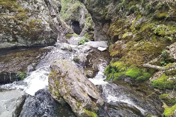 Водата на Казаните тече между тъмни мокри скали