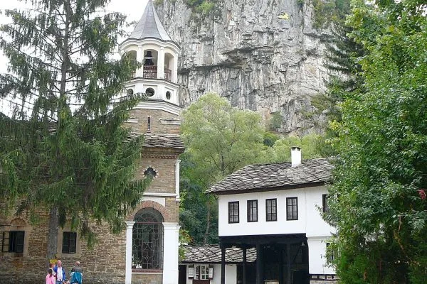 Камбанарията на Дряновския манастир под скалите