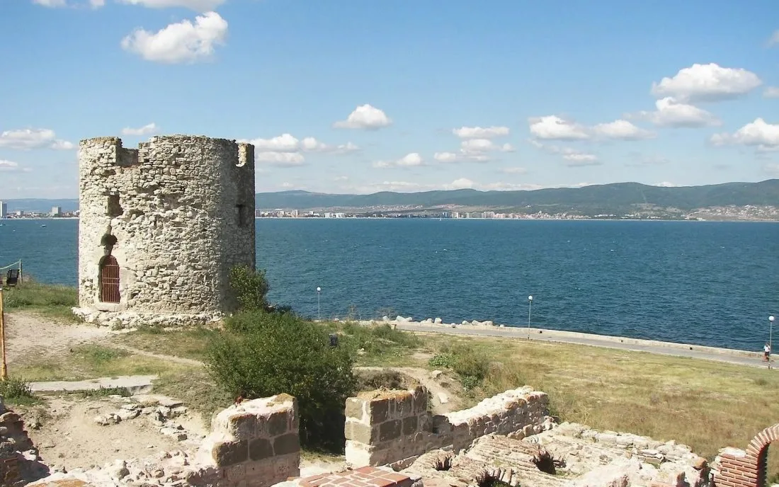 Крайбрежна каменна кула и разкопки в Несебър