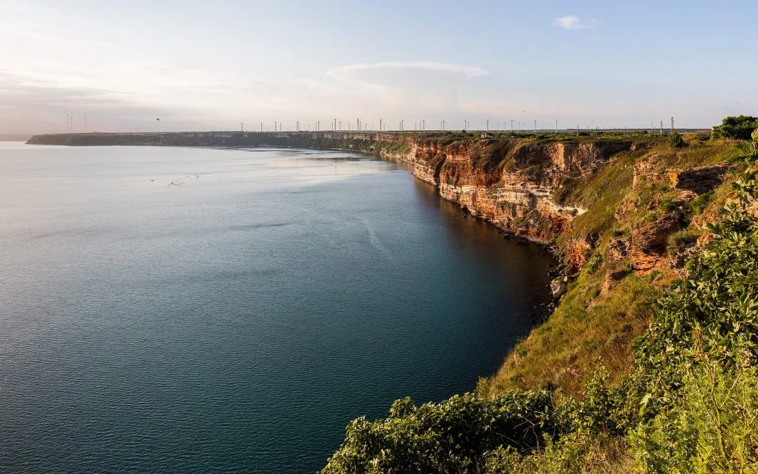 Червените канари на нос Калиакра, спускащи се в морето по дивото крайбрежие