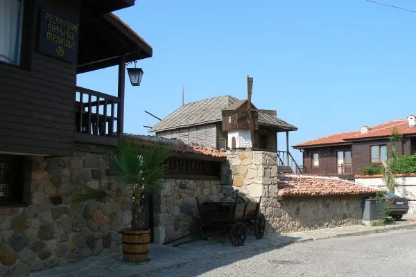 Калдъръмена уличка в стария град на Созопол