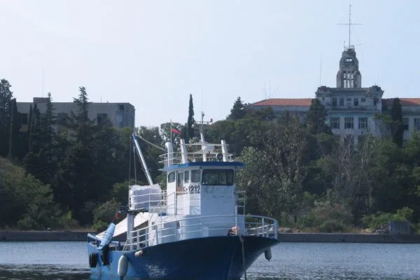 Рибарска лодка в залива на Созопол