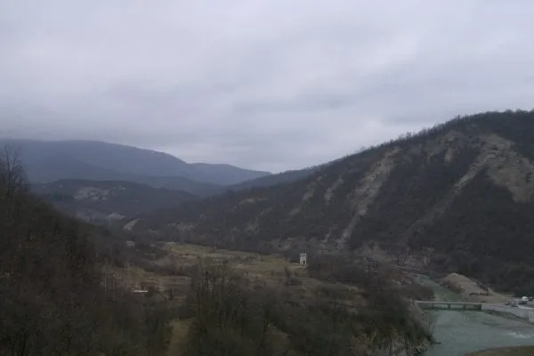 Река през стръмната планинска долина