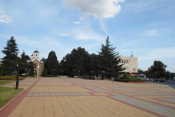 Плочникът на централния площад в Сунгурларе