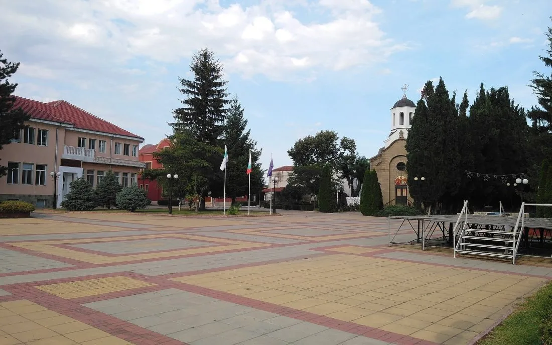Църквата на централния площад в Сунгурларе