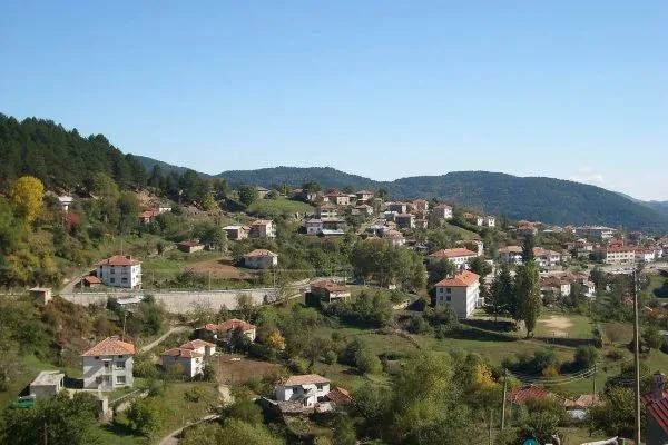 Панорама на село Загражден по родопските склонове