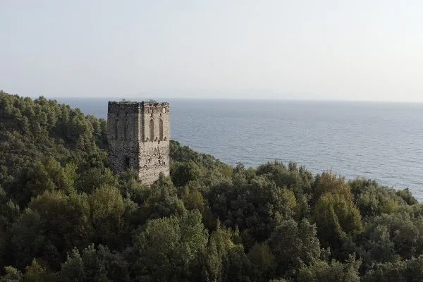 Каменната кула на изоставения Амалфийски манастир над морето на Атон