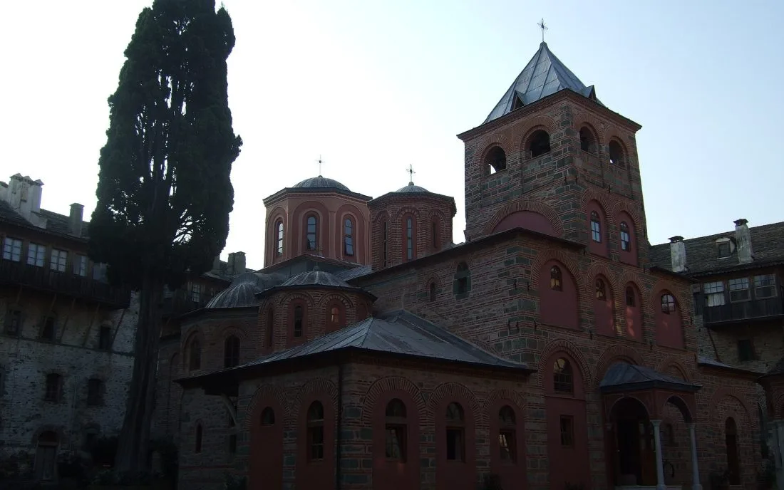 Католиконът на манастира Филотей със сини кубета и камбанария на Света гора