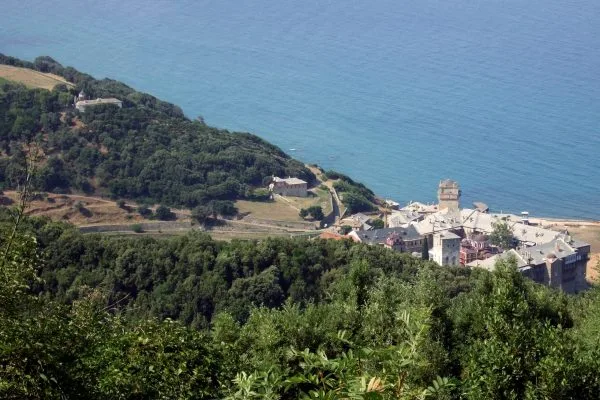 Манастирът Ивирон край морето в подножието на склоновете на Атон
