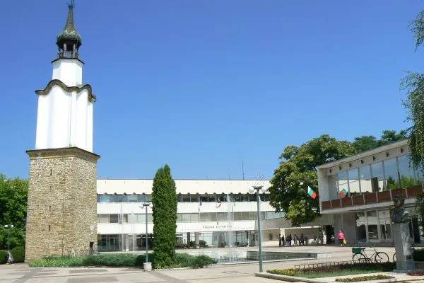 Часовниковата кула на централния площад в Ботевград