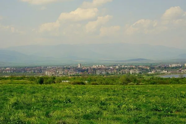 Изглед към Ботевград и часовниковата кула под Стара планина