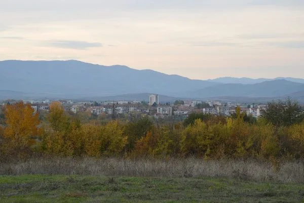 Есенна панорама на Ботевград в котловината