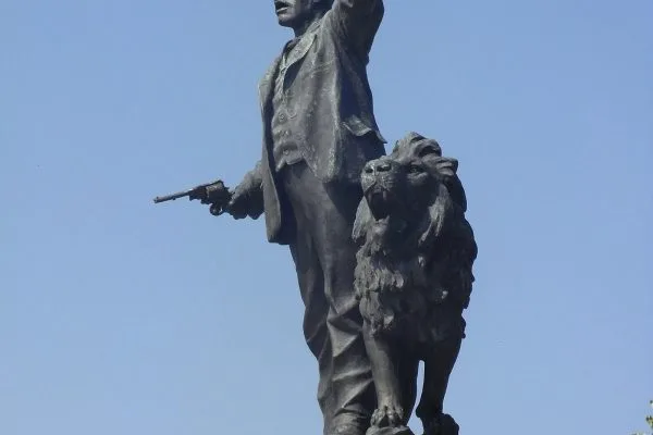 Бронзовата фигура на паметника на Левски в Карлово