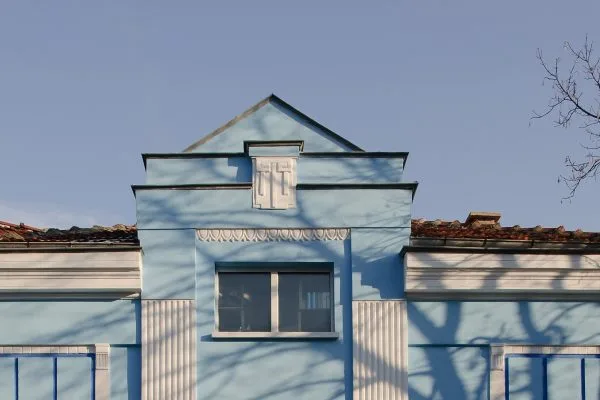 Детайл от стара синя сграда в Карлово