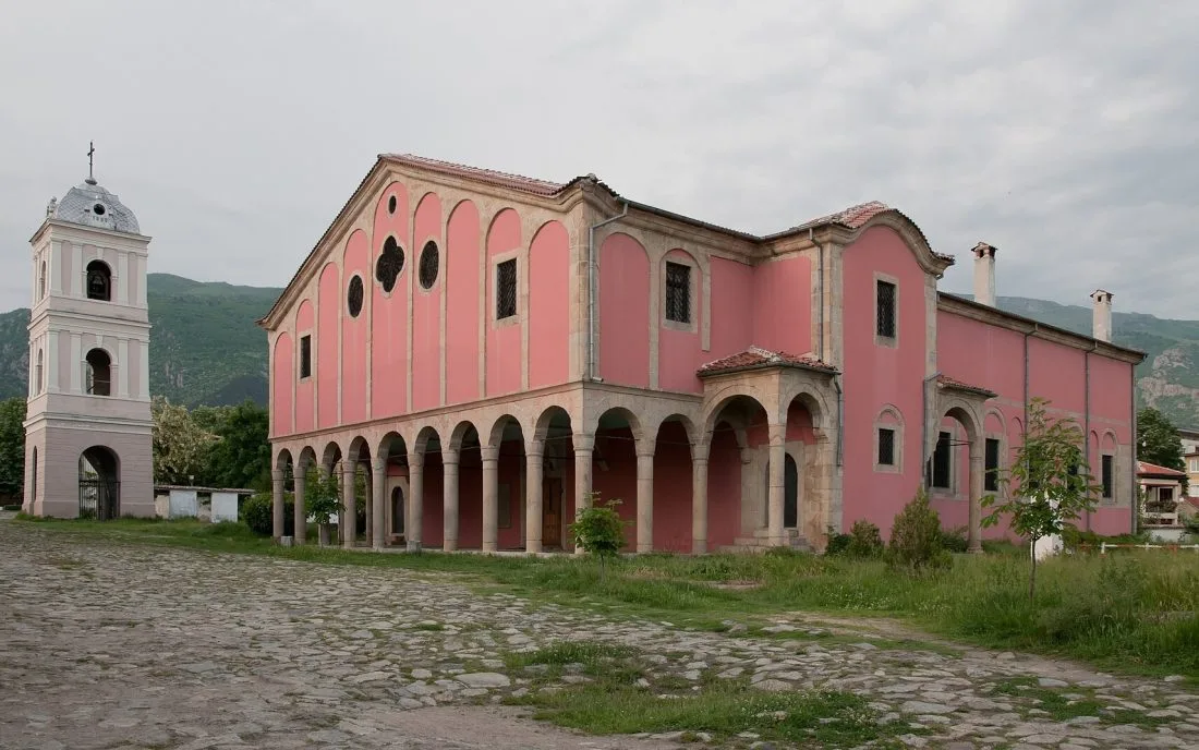 Църквата Свети Николай в Карлово с ниска камбанария