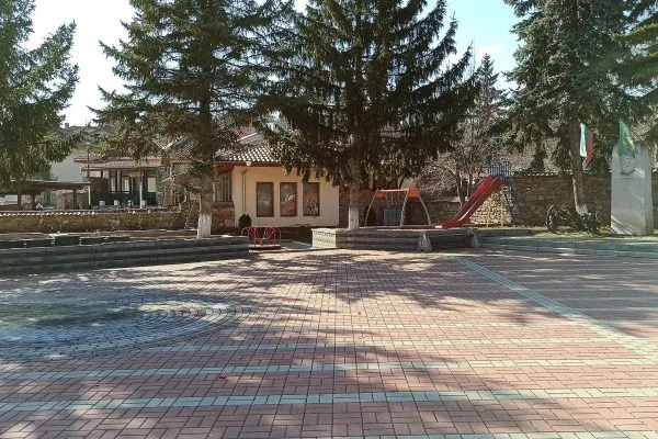 Центърът на съседния Лобош
