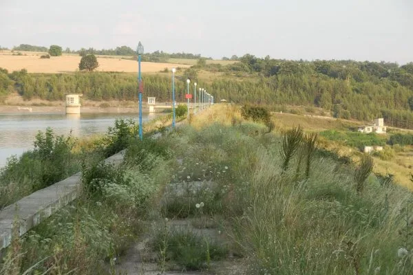 Спокойните води на язовира и околните хълмове