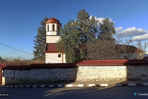 Църковният двор в Овчарци
