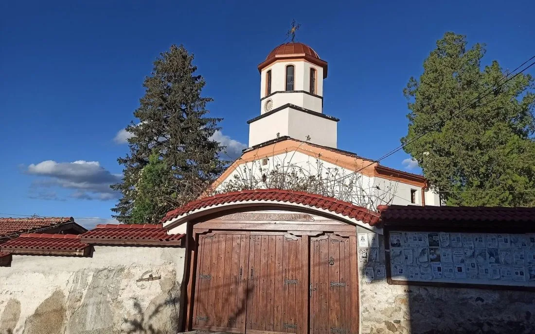 Църквата в Овчарци с кубето зад каменната ограда