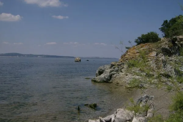 Скалист морски бряг край устието на Ропотамо