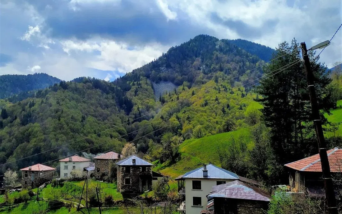 Родопско село сред планината край Здравец