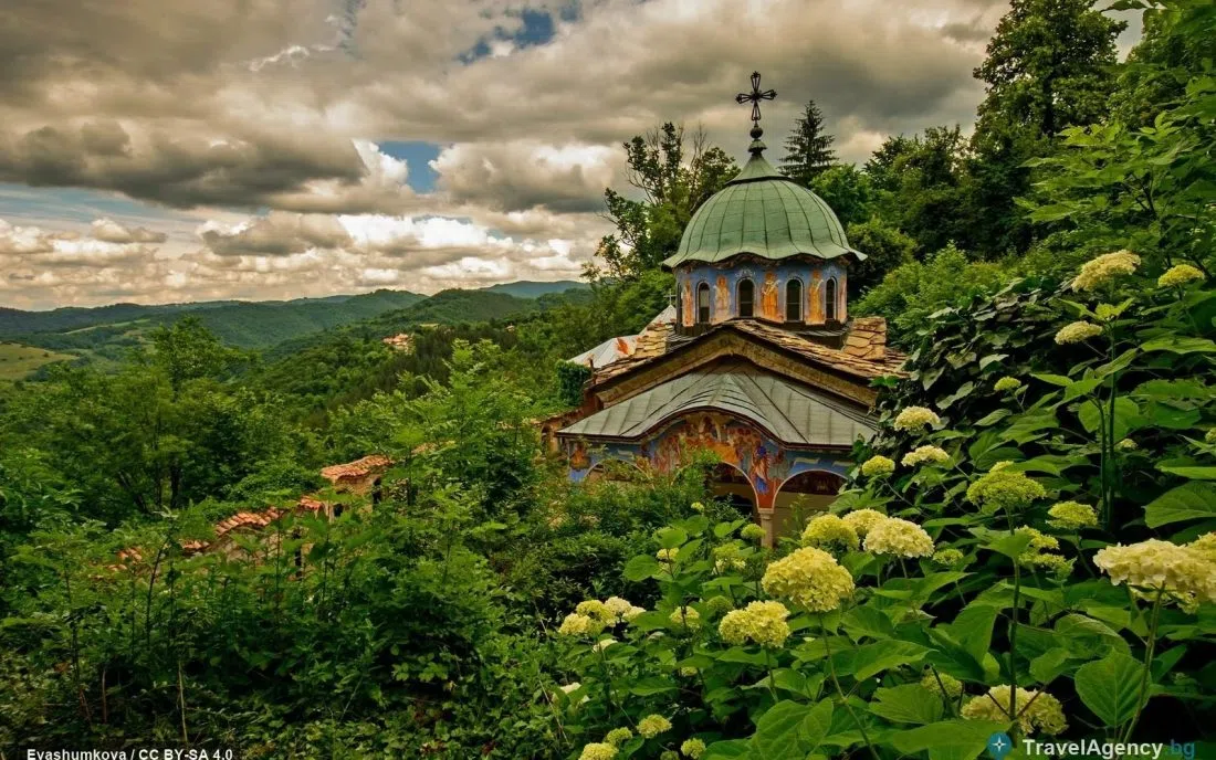 Църквата на Соколския манастир със зеления купол и кръста