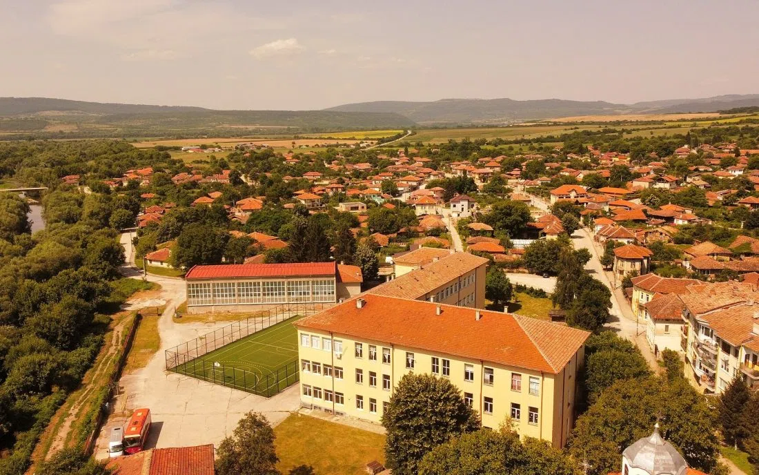 Панорама на Златарица с червени покриви и заоблени хълмове