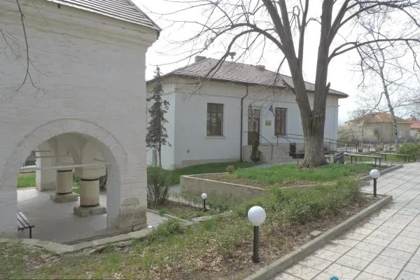 Пътеката към църквата в Извор