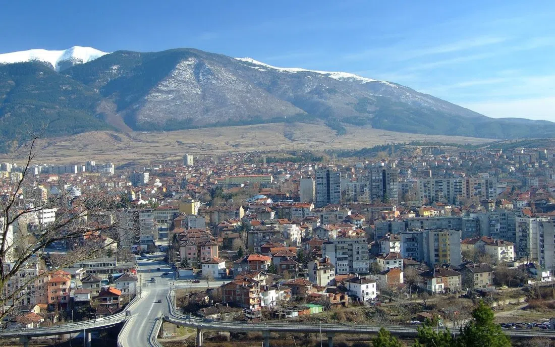 Панорама на Дупница под заснежената Рила