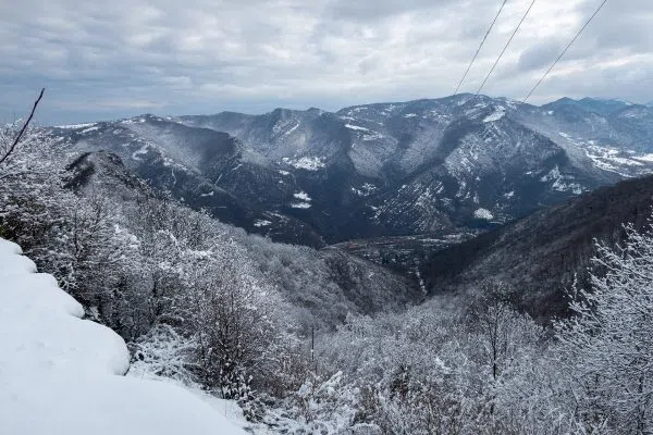 Зимна панорама на Стара планина от Гложенския манастир