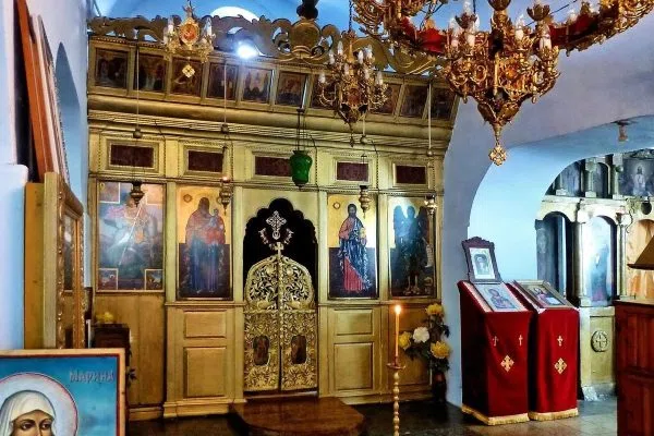 Резбован иконостас в храм край Каблешково