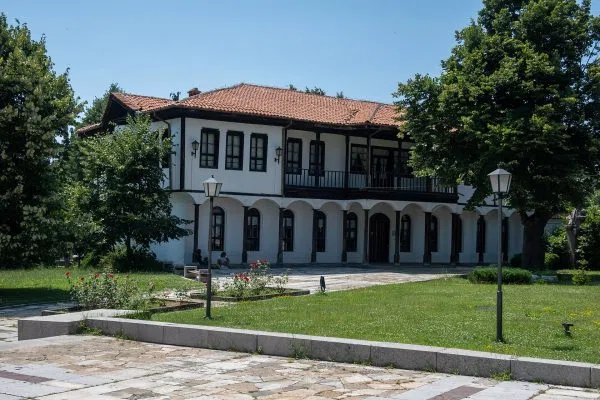 Възрожденска сграда на площада в Калофер
