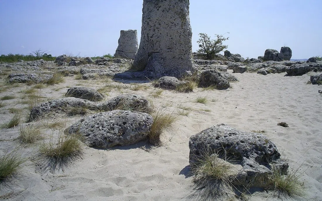 Каменните колони на Побитите камъни край Аксаково