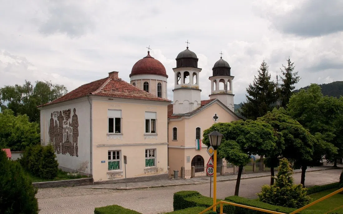 Църквата с червен купол край улицата в Клисура