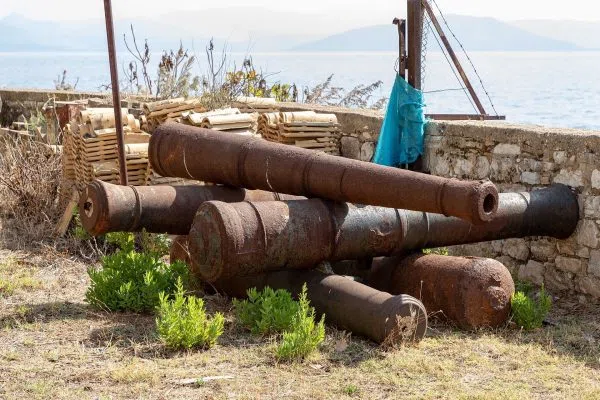 Стари ръждиви оръдия край крепостта на Корфу