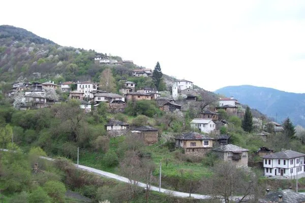 Панорама на каменните къщи на село Косово по склона