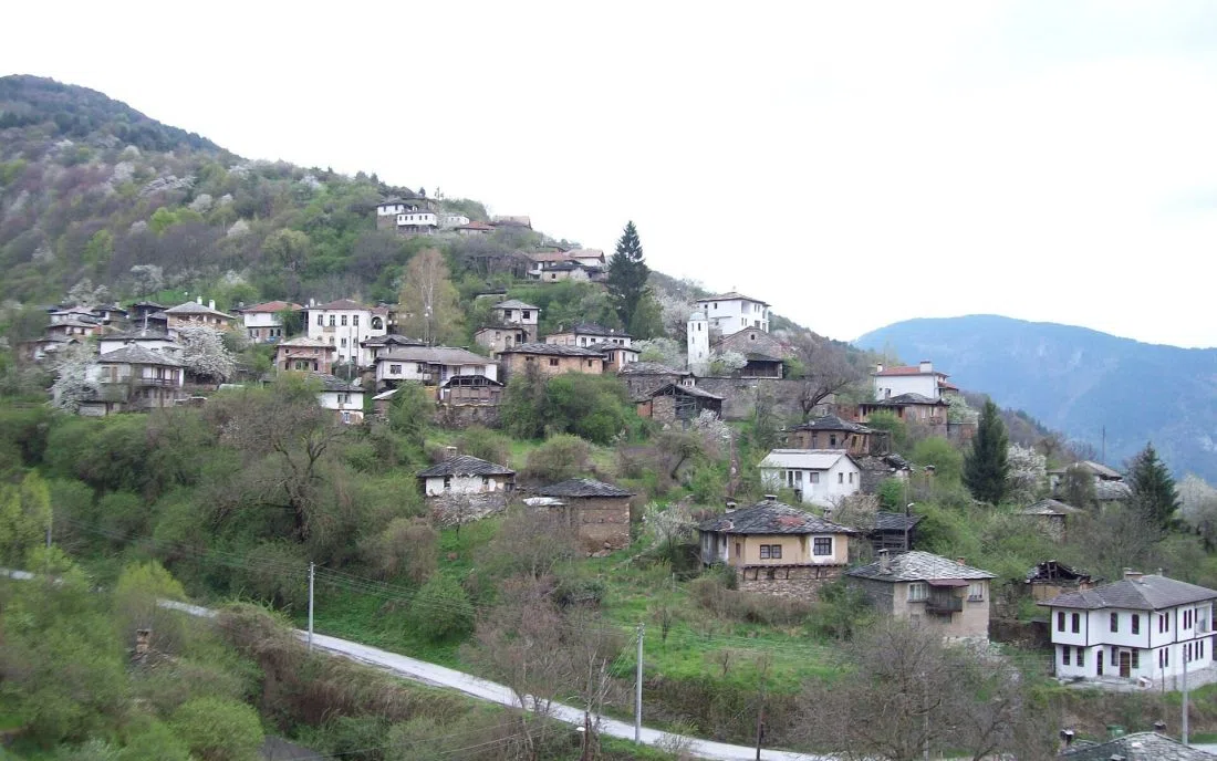 Белите къщи на село Косово по цъфналия склон на Чернатица