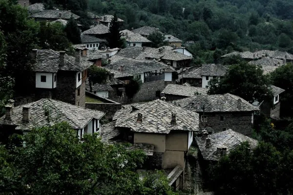Панорама на каменните къщи на Ковачевица по склона